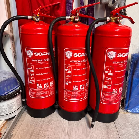 5 Poederblussers — 4x 9kg + 1x 3kg | Ophalen Makkum